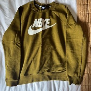 Women’s size M green Nike crewneck sweatshirt